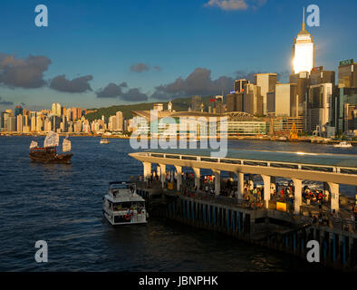 Jonques chinoises traditionnelles et Central Ferry Pier, le port de Victoria, Hong Kong, Chine. Banque D'Images