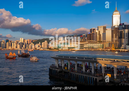 Jonques chinoises traditionnelles et Central Ferry Pier, le port de Victoria, Hong Kong, Chine. Banque D'Images