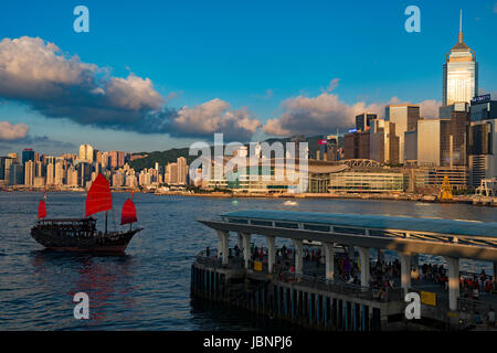 Jonques chinoises traditionnelles et Central Ferry Pier, le port de Victoria, Hong Kong, Chine. Banque D'Images