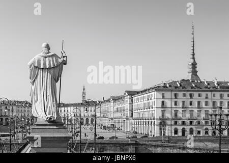 Turin - Le regard de l'église Chiesa della San Madre di Dio à travers le pont Vittorio Emaneule J et la place Piazza Vittorio Veneto. Banque D'Images