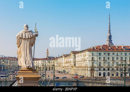 Turin - Le regard de l'église Chiesa della San Madre di Dio à travers le pont Vittorio Emaneule J et la place Piazza Vittorio Veneto. Banque D'Images