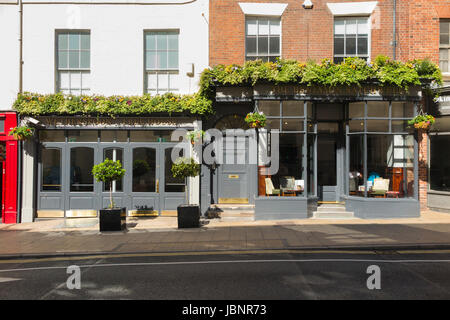 Inscrivez-vous à la signalisation / Benjamin Satchwell Wetherspoon Wetherspoons / Maison / Libre Public House. 112-114 La Parade, Leamington Spa CV32 4AQ. UK. (88) Banque D'Images