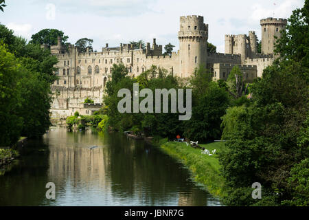 La rivière Avon étant dominé par le château de Warwick dans le Warwickshire, Royaume-Uni. (88) Banque D'Images