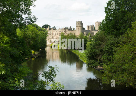 La rivière Avon étant dominé par le château de Warwick dans le Warwickshire, Royaume-Uni. (88) Banque D'Images