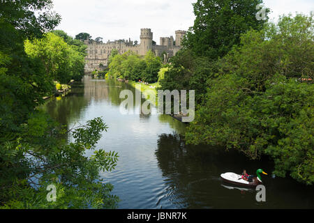 La rivière Avon étant dominé par le château de Warwick dans le Warwickshire, Royaume-Uni. (88) Banque D'Images