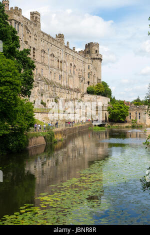 La rivière Avon étant dominé par le château de Warwick dans le Warwickshire, Royaume-Uni. (88) Banque D'Images