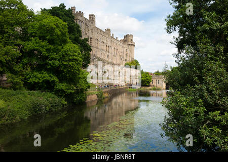 La rivière Avon étant dominé par le château de Warwick dans le Warwickshire, Royaume-Uni. (88) Banque D'Images