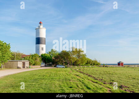 Ottenby, Suède - Mai 27, 2017 : l'environnement documentaire. Le phare de Long Jan vu du côté du nord, dans la lumière du soleil du soir. Banque D'Images