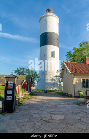 Ottenby, Suède - Mai 27, 2017 : l'environnement documentaire. Le phare de Long Jan vue du petit village de calcaire chemin pavé menant towar Banque D'Images