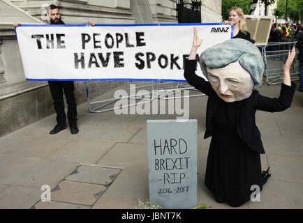 L'Angleterre, Londres, Élection 2017 manifestants à côté de Downing Street après Theresa May's speach. 09/06/17. Banque D'Images