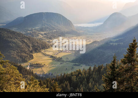 Vue aérienne du lac de Bohinj au coucher du soleil dans les Alpes juliennes. Destination touristique populaire en Slovénie non loin du lac de Bled. Banque D'Images