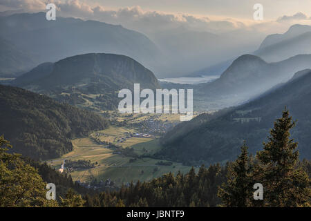 Vue aérienne du lac de Bohinj au coucher du soleil dans les Alpes juliennes. Destination touristique populaire en Slovénie non loin du lac de Bled. Banque D'Images