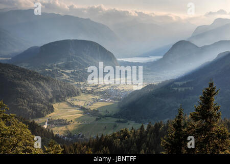 Vue aérienne du lac de Bohinj au coucher du soleil dans les Alpes juliennes. Destination touristique populaire en Slovénie non loin du lac de Bled. Banque D'Images