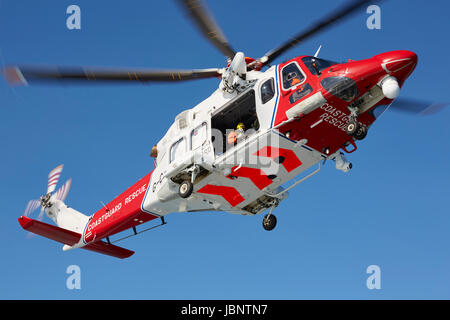 HM Coastguard de sauvetage par hélicoptère Agusta Westland AW 139 de l'aéroport de Lydd à préparer le treuil à un blessé Kent UK Banque D'Images