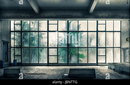 La vue d'une ancienne usine abandonnée, à l'intérieur avec une belle lumière fenêtre Banque D'Images
