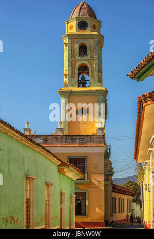 Belle église avec clocher coloniale le long d'une rue pavée de Trinidad, Cuba Banque D'Images