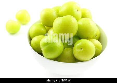 Composition du bain turc frais pouvez erik plum de fruits dans un petit bol blanc Banque D'Images