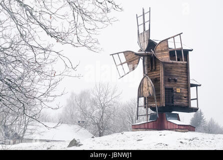 Paysage d'hiver avec de vieux moulin et abandonnés dans la journée en Finlande Banque D'Images