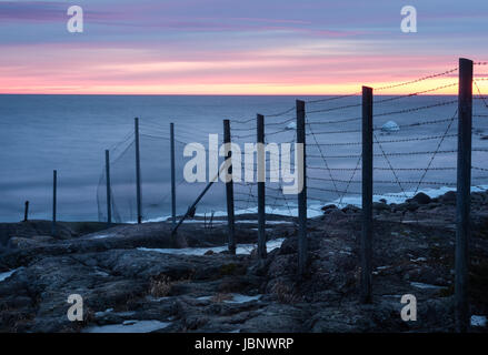 Paysage panoramique avec le coucher du soleil et mer à soirée d'hiver en Emäsalo, Porvoo, Finlande Banque D'Images