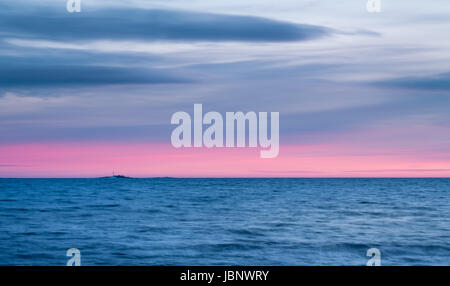 Seascape avec coucher du soleil et à l'horizon rose soirée d'hiver Banque D'Images