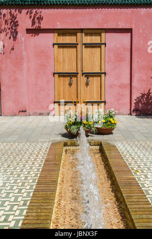 Vieille porte en bois dans un jardin avec fontaine arabe Banque D'Images