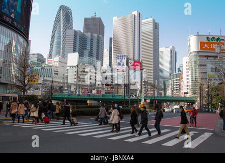 Les gens à l'aide d'un passage pour piétons sur leur façon de travailler dans le quartier des affaires à Tokyo Banque D'Images