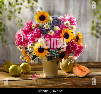 Bouquet de fleurs y compris le tournesol, de pivoines, de l'hortensia. Banque D'Images