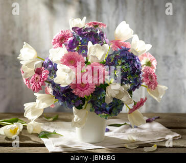 Bouquet de fleurs y compris des gerberas. Banque D'Images