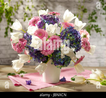 Bouquet de fleurs y compris des gerberas. Banque D'Images