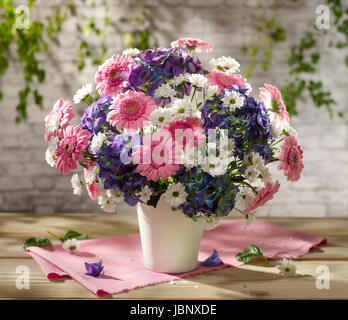 Bouquet de fleurs y compris des gerberas. Banque D'Images