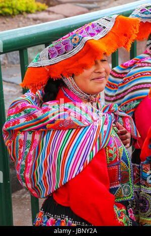 Femme en costume traditionnel debout dans les rues de Cusco, Pérou. En 1983 Cusco a été déclaré site du patrimoine mondial par l'UNESCO Banque D'Images