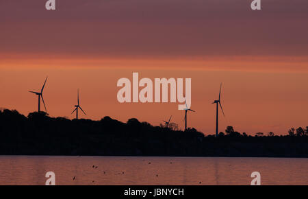 De superbes éoliennes de l'Erie Shores Wind Farm dans le sud-ouest de l'Ontario sont photographiés au lever du soleil. Banque D'Images