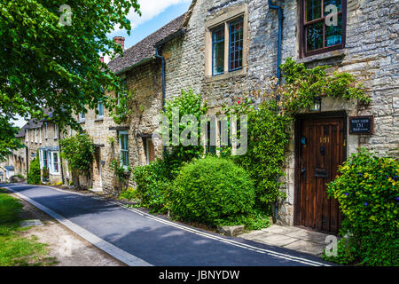 Pretty Cotswold stone cottages dans le village de Burford Cotswolds dans l'Oxfordshire. Banque D'Images