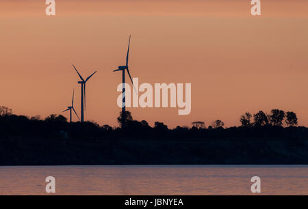 De superbes éoliennes de l'Erie Shores Wind Farm dans le sud-ouest de l'Ontario sont photographiés au lever du soleil. Banque D'Images