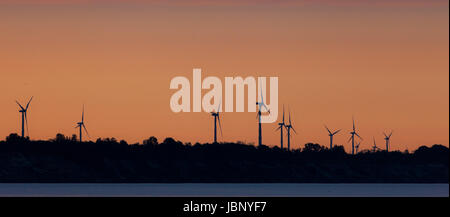 De superbes éoliennes de l'Erie Shores Wind Farm dans le sud-ouest de l'Ontario sont photographiés au lever du soleil. Banque D'Images