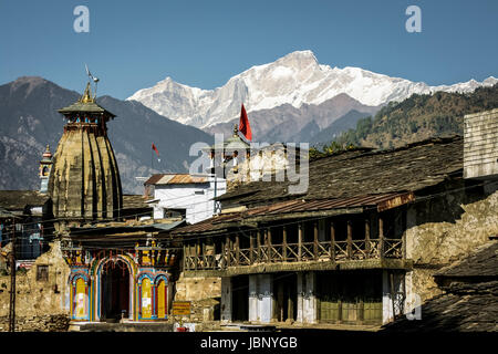 Ukhimath Temple avec un magnifique paysage d'hiver vu l'énorme Kedarnath montagne à 6 940 m d'altitude et couvert de neige dans le nord de l'Inde Himalaya Banque D'Images