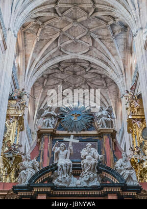 SEGOVIA, Espagne, juin - 3, 2017 : La statue de sainte Trinité sur l'transchoir dans Cathédrale Nuestra Señora de la Asunción y de San Frutos de Segovia, ta Banque D'Images