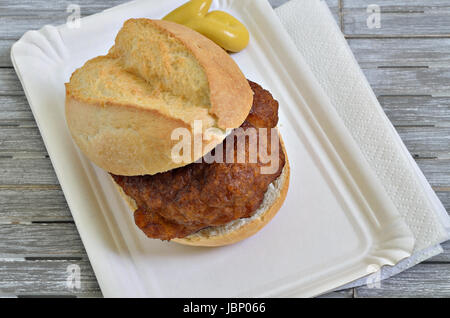 Rouleau de boulettes de papier blanc sur plaque avec de la moutarde, Close up, macro, full frame, fond gris Banque D'Images