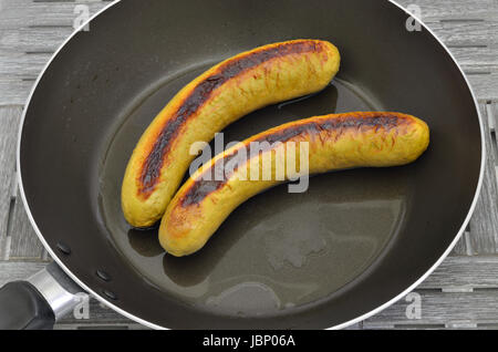 Deux saucisses grillées dans une poêle, Close up, macro, full frame Banque D'Images