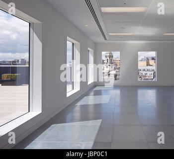 Plaque de sol typique. 24 Saville Row, Londres, Royaume-Uni. Architecte : EPR Architects Limited, 2017. Banque D'Images