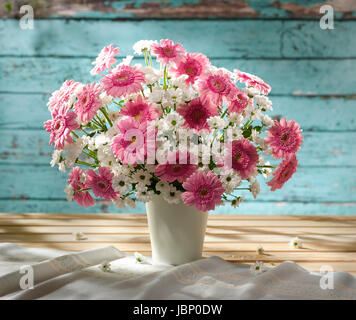 Bouquet de fleurs y compris des gerberas. Banque D'Images