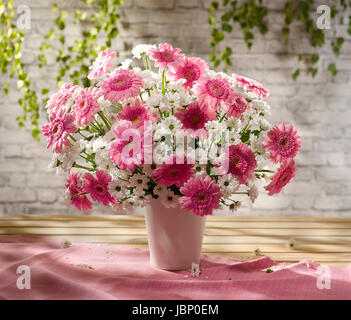 Bouquet de fleurs y compris des gerberas. Banque D'Images