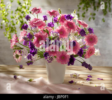 Bouquet de fleurs y compris des gerberas. Banque D'Images