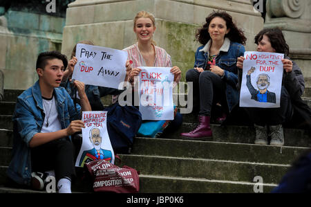 Veuillez PRENDRE NOTE DES ÉDITEURS SUR LA LANGUE DES SIGNES. Les manifestants lors d'une manifestation dans le centre-ville de Liverpool en signe de protestation, que les discussions entre le parti conservateur et l'Irlande du Nord, DUP comme Theresa peut tente de former un gouvernement minoritaire. Banque D'Images