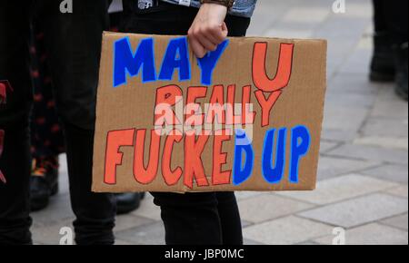 Veuillez PRENDRE NOTE DES ÉDITEURS SUR LA LANGUE DES SIGNES. Un manifestant est titulaire d'une inscription à une manifestation dans le centre-ville de Liverpool en signe de protestation, que les discussions entre le parti conservateur et l'Irlande du Nord, DUP comme Theresa peut tente de former un gouvernement minoritaire. Banque D'Images