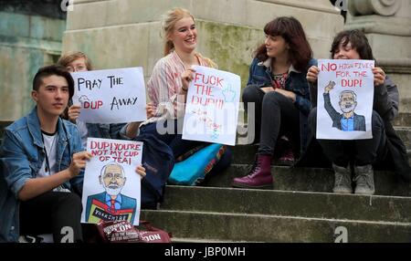 Veuillez PRENDRE NOTE DES ÉDITEURS SUR LA LANGUE DES SIGNES. Les manifestants lors d'une manifestation dans le centre-ville de Liverpool en signe de protestation, que les discussions entre le parti conservateur et l'Irlande du Nord, DUP comme Theresa peut tente de former un gouvernement minoritaire. Banque D'Images