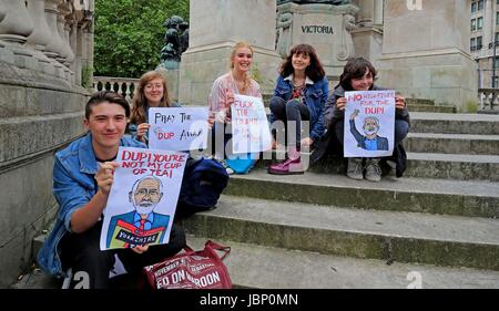 Veuillez PRENDRE NOTE DES ÉDITEURS SUR LA LANGUE DES SIGNES. Les manifestants lors d'une manifestation dans le centre-ville de Liverpool en signe de protestation, que les discussions entre le parti conservateur et l'Irlande du Nord, DUP comme Theresa peut tente de former un gouvernement minoritaire. Banque D'Images