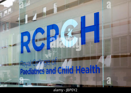 Enseigne à l'extérieur Royal College of Paediatrics and Child Health, RCPCH, bureau de Londres. Theobalds Road, Londres, UK Banque D'Images