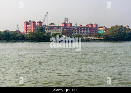 Gare de Howrah, vu de l'autre côté de la rivière hoogli Banque D'Images