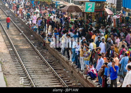 De nombreuses personnes sur la plate-forme sont en attente pour le train arrivant en gare de cirque parc Banque D'Images